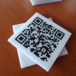 Πινακιδάκι πλεξιγκλάς - Διάσταση 5Χ5cm  (με εκτύπωση QR code)