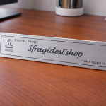 Σταντ γραφείου Χαρακτό σε ξύλινη τριγωνική βάση - Διάσταση 22Χ4,2cm