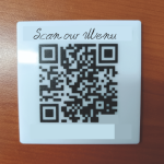 Πινακιδάκι πλεξιγκλάς - Διάσταση 8Χ8cm  (με εκτύπωση QR code)