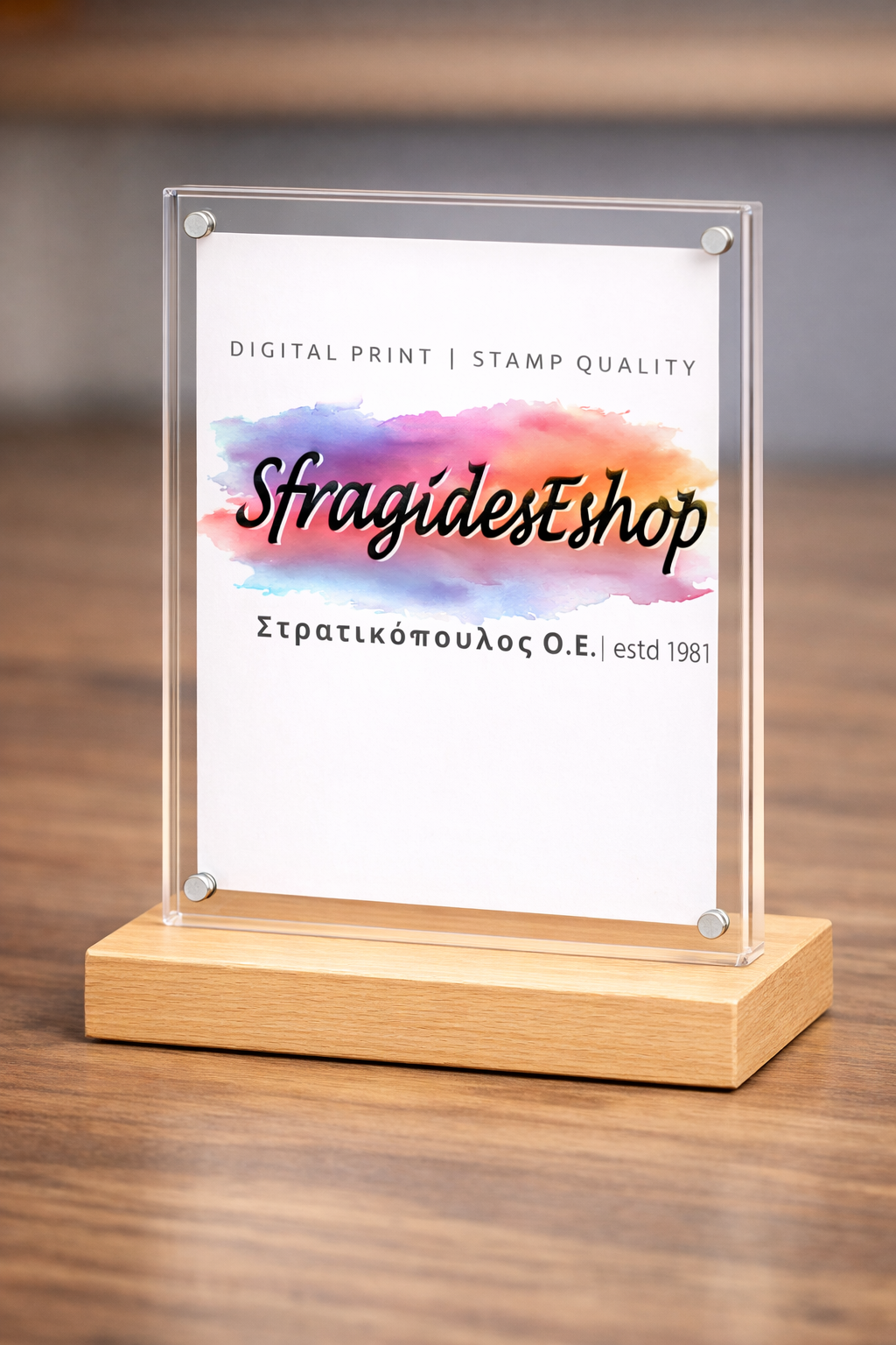 ChatGPT Image 9 Μαρ 2026, 01_14_42 μ.μ. Σταντ διάφανο με μαγνητικό κούμπωμα και ξύλινη βάση - Διάσταση 21Χ14,8cm - Image 1